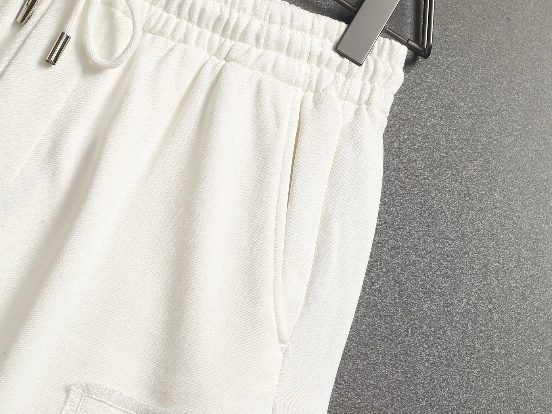 [Higher version] Louis Vuitton/Louis Vuitton 2026SS New Arrival terry shorts, customized fabric using wafer cloth weaving, advanced hand-cut patchwork embroidery technology, tight and three-dimensional version, customized trouser cord hardware with strong texture, smooth, comfortable and Breathable upper body, concave and convex three-dimensional sense, fashionable and casual wear Color: Black White Avocado Color Sizes: S M L XL